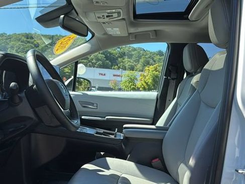 Used 2025 Toyota Sienna XLE AWD/4WD image 10