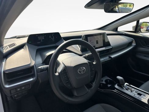 Used 2025 Toyota Prius LE FWD image 12
