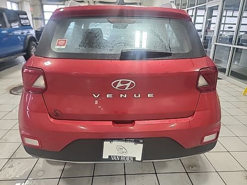Used 2022 Hyundai Venue Limited image 5