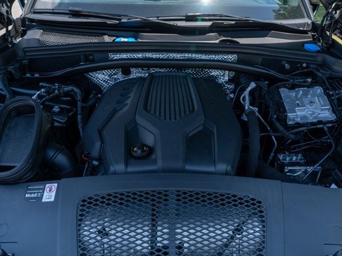 Certified 2025 Porsche Macan AWD/4WD image 17