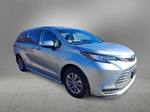 Used 2021 Toyota Sienna LE image 2