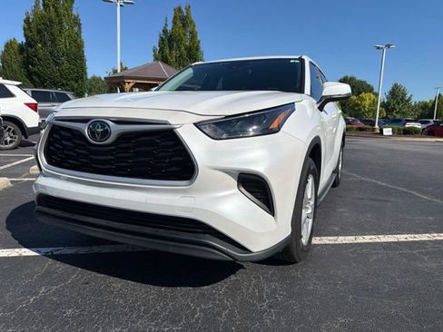 Used 2023 Toyota Highlander L FWD image 2