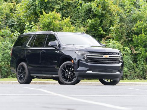 Used 2022 Chevrolet Tahoe LT w/ Luxury Package AWD/4WD image 2
