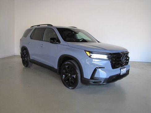 Certified 2025 Honda Pilot Black Edition image 3