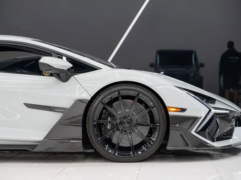 Used 2025 Lamborghini Revuelto AWD/4WD image 13