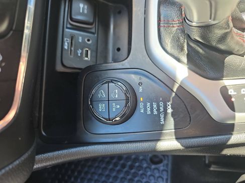 Used 2014 Jeep Cherokee Trailhawk w/ Comfort/Convenience Group AWD/4WD image 34