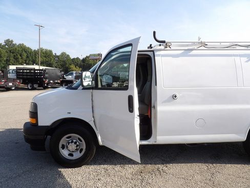 Used 2018 Chevrolet Express 2500 w/ Driver Convenience Package RWD image 13