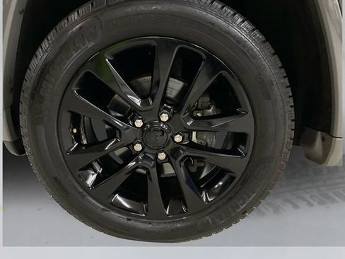 Used 2019 Jeep Grand Cherokee Altitude image 18