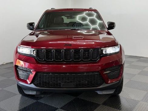 Used 2025 Jeep Grand Cherokee Altitude image 3