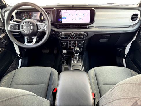 Used 2024 Jeep Wrangler Unlimited Sahara image 22