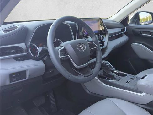 Used 2025 Toyota Highlander XLE FWD image 9