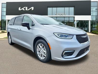 Used 2026 Chrysler Pacifica Select