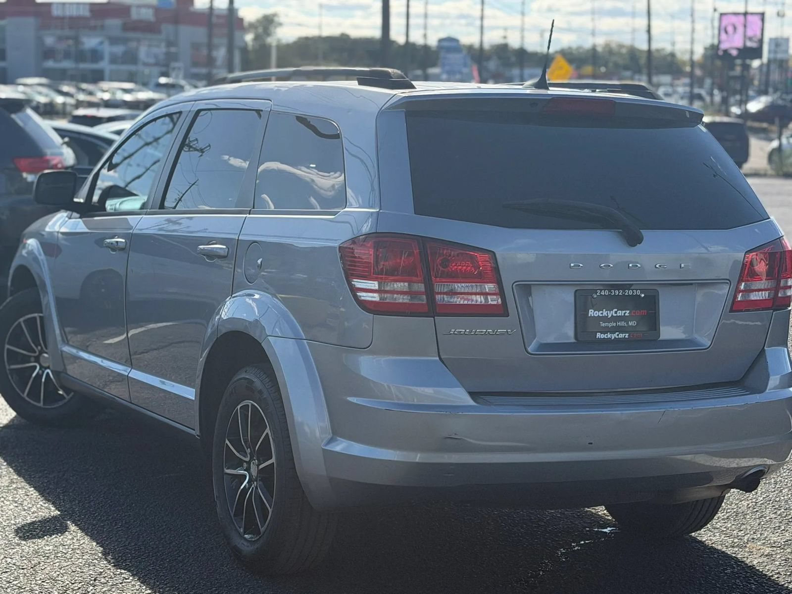 Used 2018 Dodge Journey SE w/ Connectivity Group FWD image 3