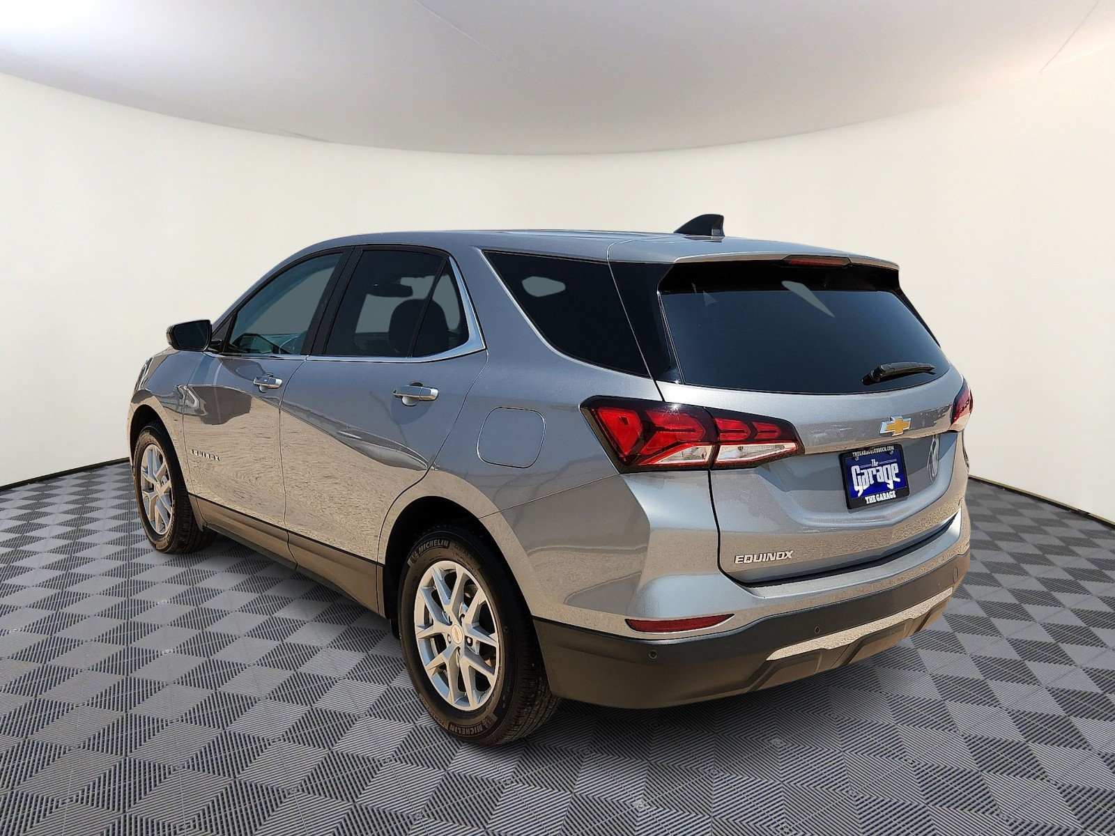Used 2023 Chevrolet Equinox LT w/ Driver Convenience Package FWD image 3