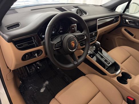 Certified 2026 Porsche Macan AWD/4WD image 4