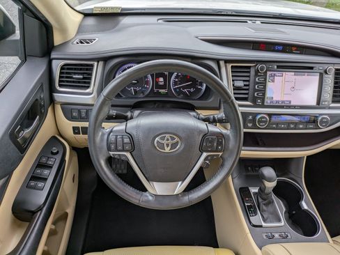 Used 2019 Toyota Highlander Limited FWD image 13