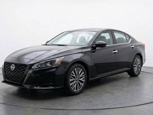Used 2025 Nissan Altima 2.5 SV image 3