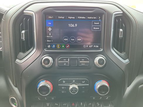 Used 2022 GMC Sierra 2500 AT4 w/ AT4 Preferred Package image 9