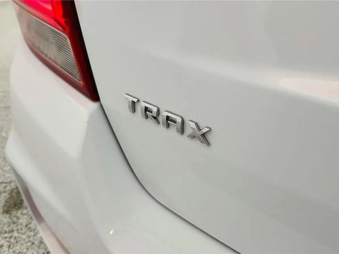Used 2018 Chevrolet Trax LT w/ LT Convenience Package FWD image 17