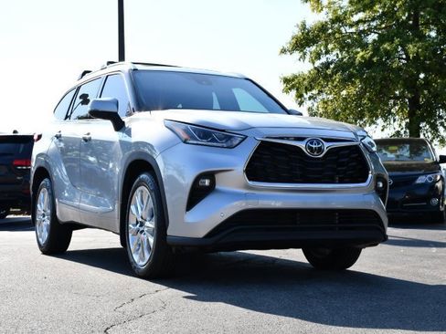 Used 2023 Toyota Highlander Limited image 36