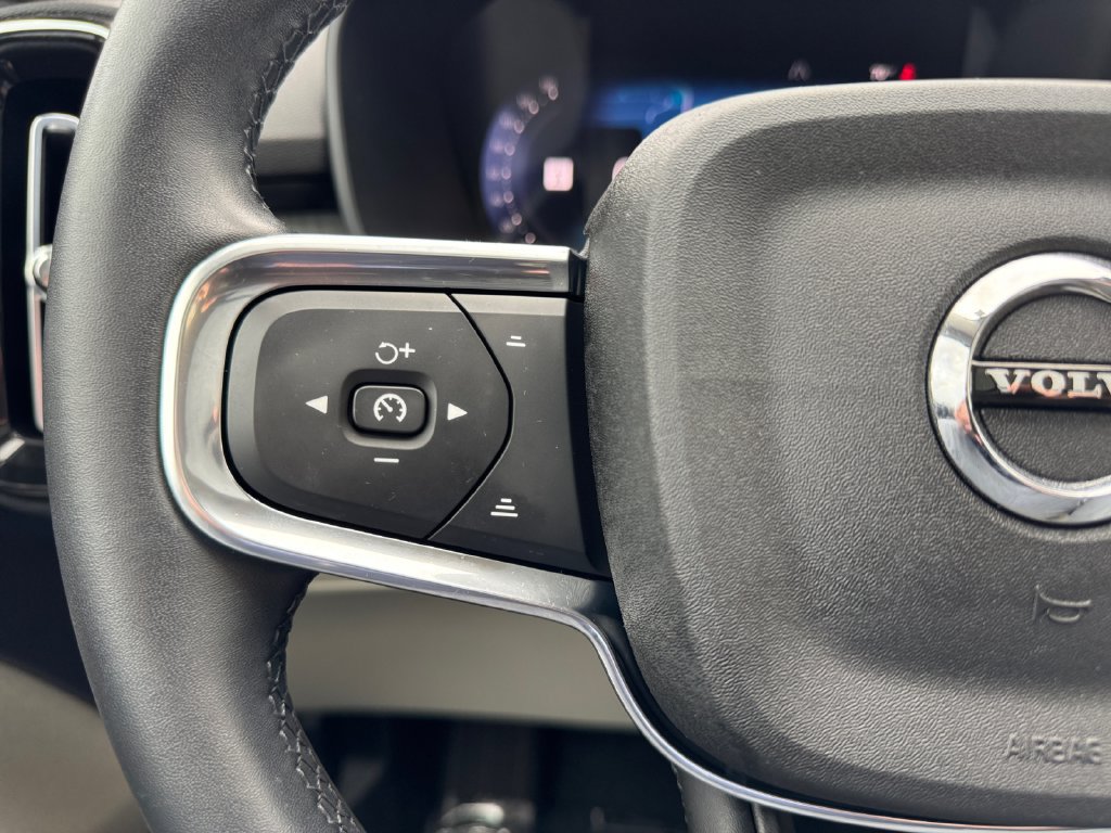 Used 2025 Volvo XC40 B5 Plus AWD/4WD image 17