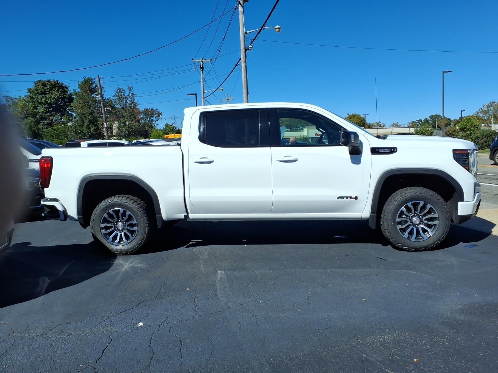 Used 2023 GMC Sierra 1500 AT4 w/ Technology Package AWD/4WD image 4