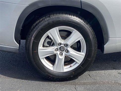 Used 2024 Toyota Highlander LE image 7