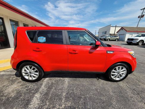 Used 2017 Kia Soul + FWD image 12