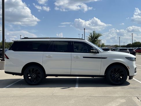 New 2025 Lincoln Navigator L Reserve w/ Jet Appearance Package image 10