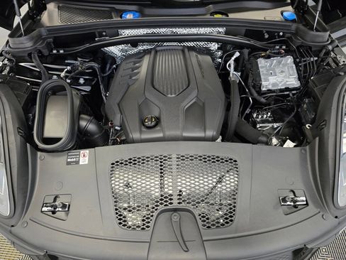 New 2025 Porsche Macan image 11