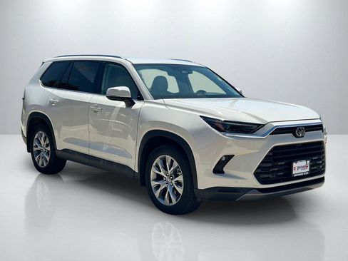 Used 2024 Toyota Grand Highlander FWD image 3