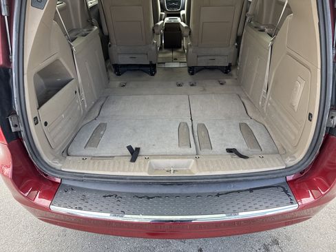 Used 2013 Chrysler Town & Country Touring image 5