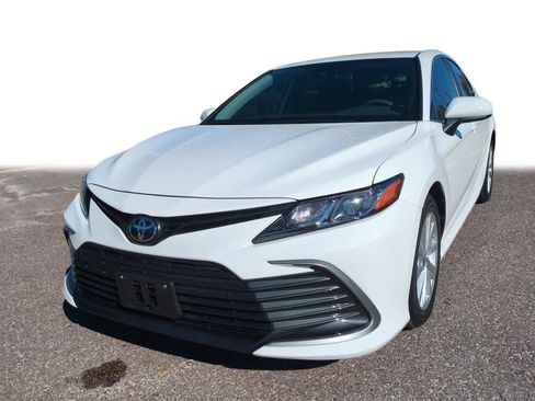 Certified 2021 Toyota Camry LE image 1