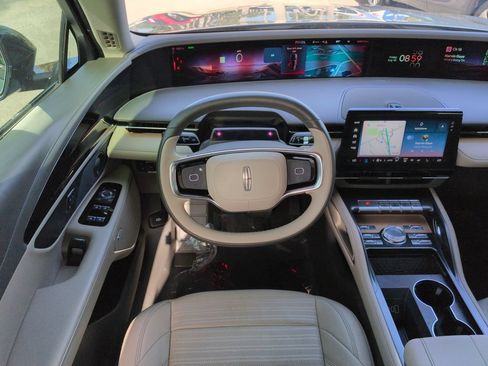 Used 2025 Lincoln Nautilus Reserve AWD/4WD image 15