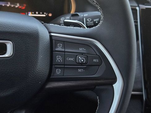 Used 2023 Jeep Grand Cherokee Limited w/ Luxury Tech Group II RWD image 18