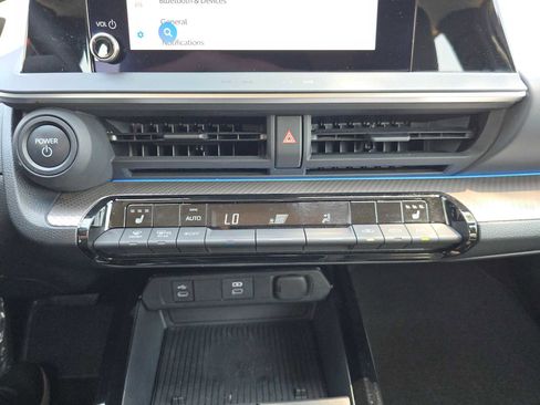 Used 2025 Toyota Prius XLE FWD image 32
