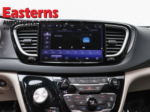 Used 2023 Chrysler Pacifica Touring-L FWD image 12