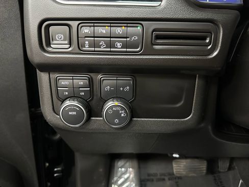 Used 2022 Chevrolet Tahoe Z71 w/ Luxury Package AWD/4WD image 32
