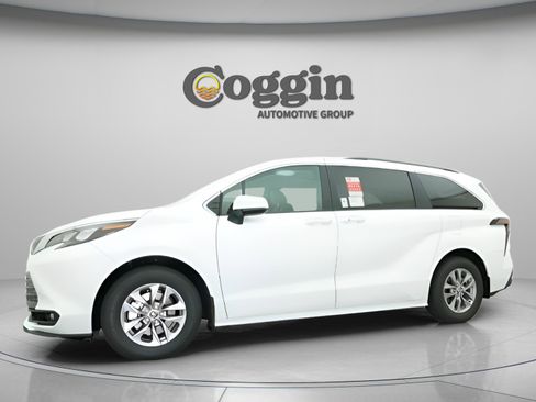 New 2025 Toyota Sienna XLE image 4