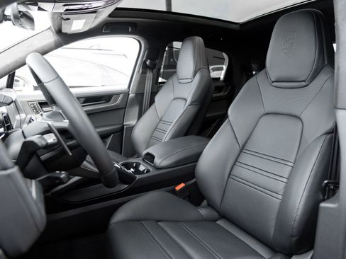 Certified 2026 Porsche Cayenne Turbo AWD/4WD image 5