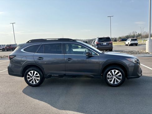 Used 2025 Subaru Outback Premium image 7