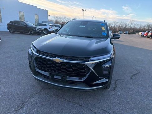 Used 2025 Chevrolet Trax LT w/ LT Convenience Package image 3