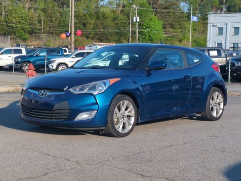 Used 2017 Hyundai Veloster FWD image 4