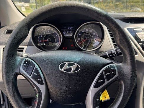 Used 2023 Toyota Venza XLE image 9