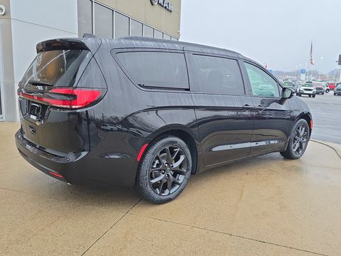 New 2026 Chrysler Pacifica Select w/ S Appearance Package image 4
