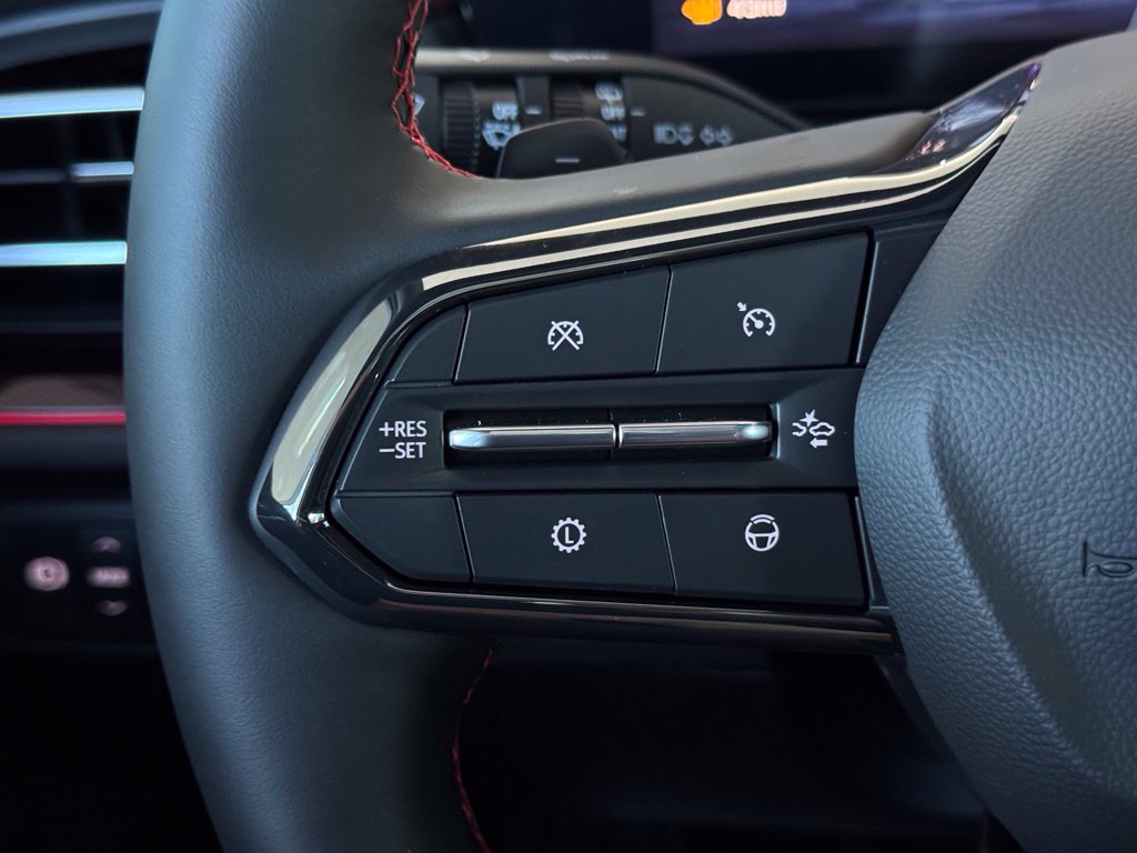 New 2027 Chevrolet Traverse RS w/ LPO, Floor Liner Package FWD image 32
