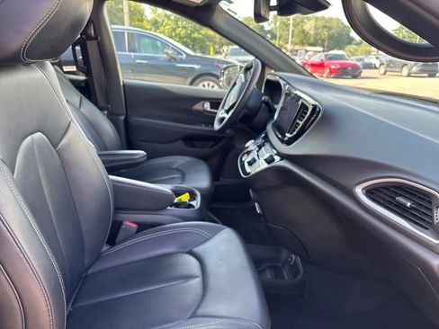 Used 2025 Chrysler Pacifica Select FWD image 13