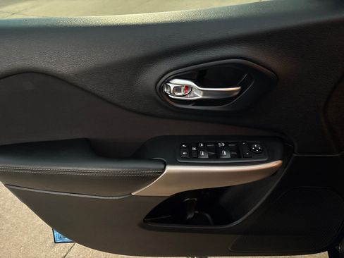 Used 2017 Jeep Cherokee Sport FWD image 9