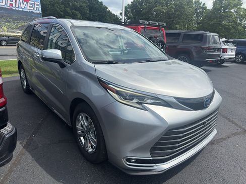 Used 2023 Toyota Sienna Platinum AWD/4WD image 3