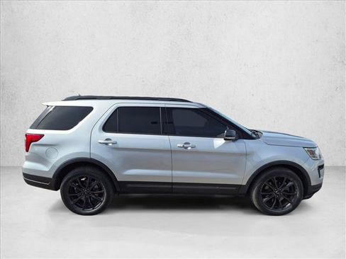 Used 2019 Ford Explorer XLT w/ Equipment Group 202A FWD image 4